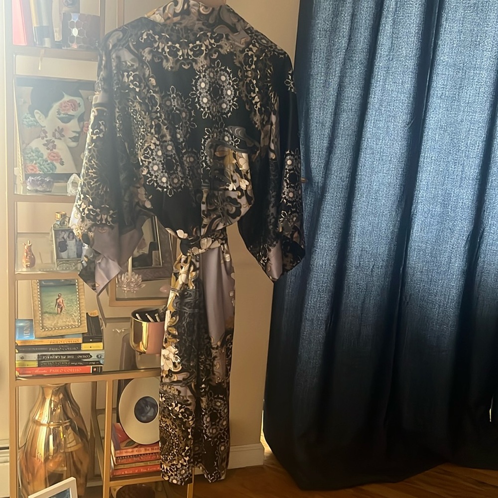 Natori Satin Robe👘 - Picture 5 of 6